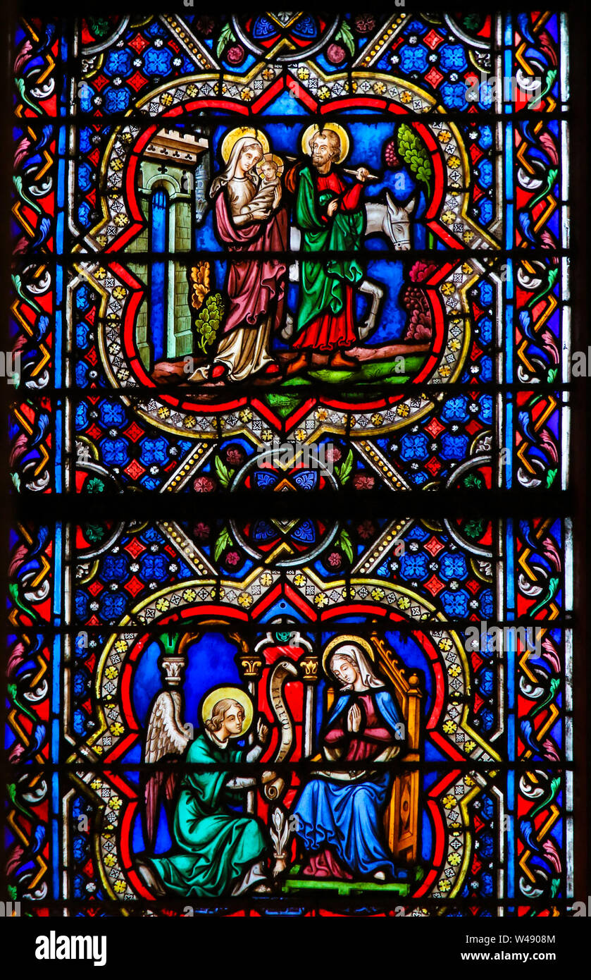 Las vidrieras de la catedral de Notre Dame, París, Francia, que representan a José, María y Jesús de huir a Egipto y la Anunciación Foto de stock