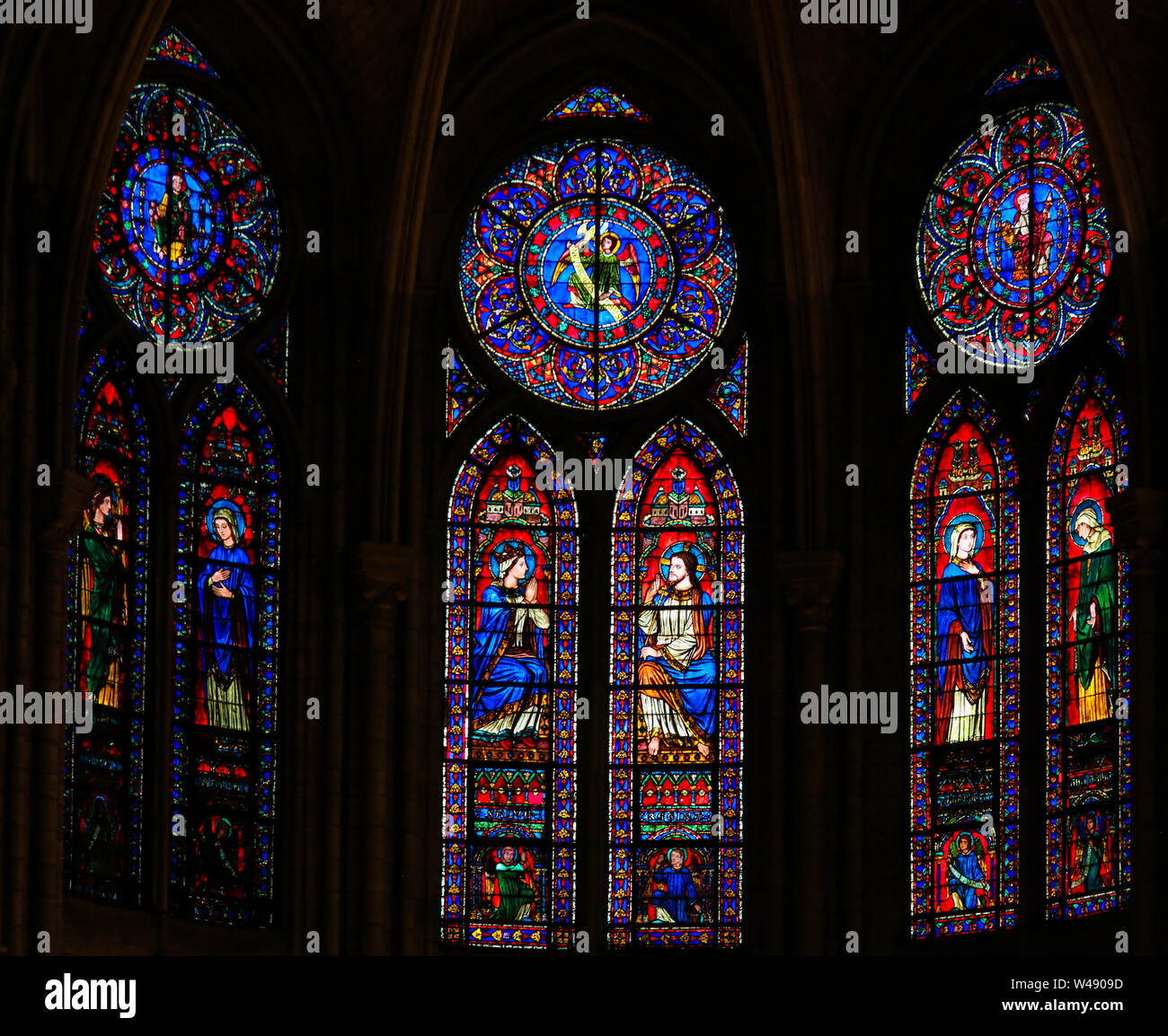 Las vidrieras de la catedral de Notre Dame, París, Francia, representando a Jesús, María y los santos católicos Foto de stock