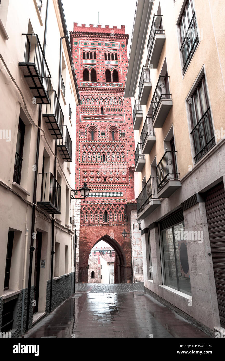 La antigua torre mudéjar - histórica ciudad de Teruel, en la montañosa región de Aragón de la España oriental, ABR2019 Foto de stock