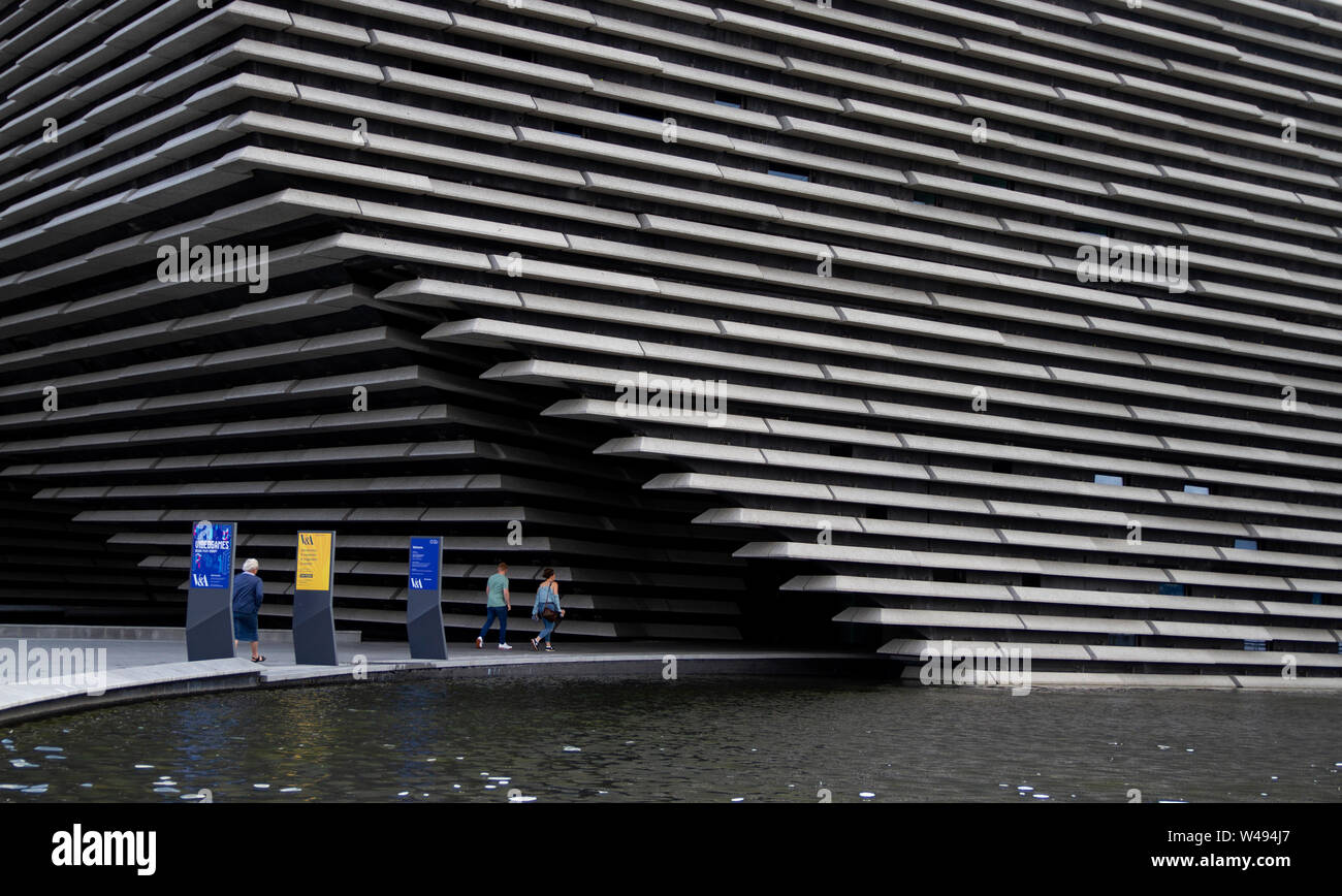 Dundee, de Tayside, Escocia, Reino Unido. 21 de julio de 2019. El clima del Reino Unido: una calurosa mañana con el fresco viento sur y soleada de hechizos, temperatura máxima de 21 °C. Los turistas que visitan el museo del diseño de V&A en el waterfront en Dundee. Crédito: Dundee Fotografías / Alamy Live News Foto de stock