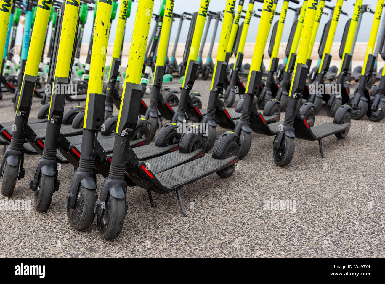 E-scooters en Lisboa, alquiler de scooters eléctricos autoservicio invaden las calles y aceras con más de 90 puntos de conexión en Lisboa, Portugal. Foto de stock