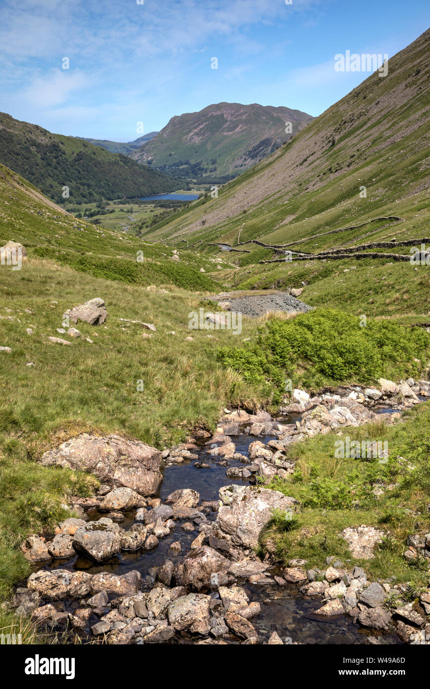 Beck kirkstone fluyendo kirkstone pass Lake District mirando hacia hermanos agua Foto de stock