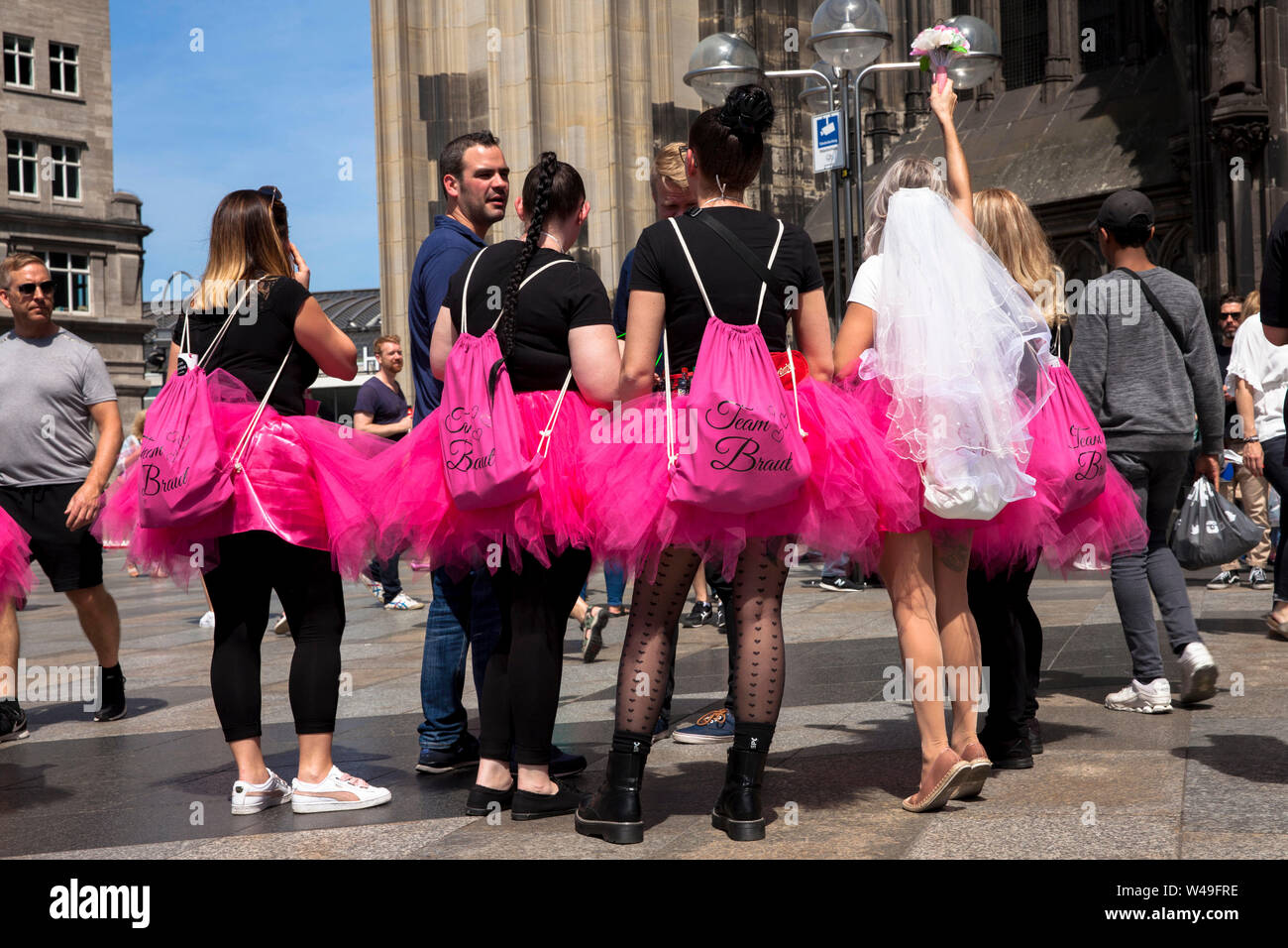 Despedida de Soltera, mujeres en faldas de tul rosa en frente de la catedral de Colonia, Alemania. Junggesellinnenabschied, Frauen en pinkfarbenen Tuellroec Foto de stock