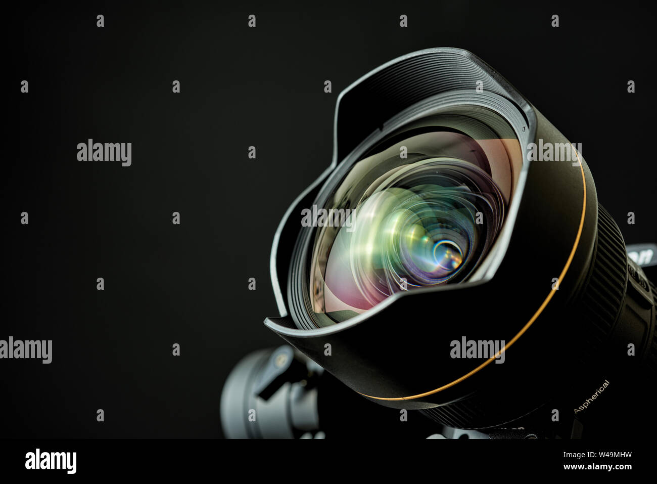 Close-up de lente gran angular en una cámara de dsl y gimbal estabilizador,  con baja iluminación y un fondo negro Fotografía de stock - Alamy