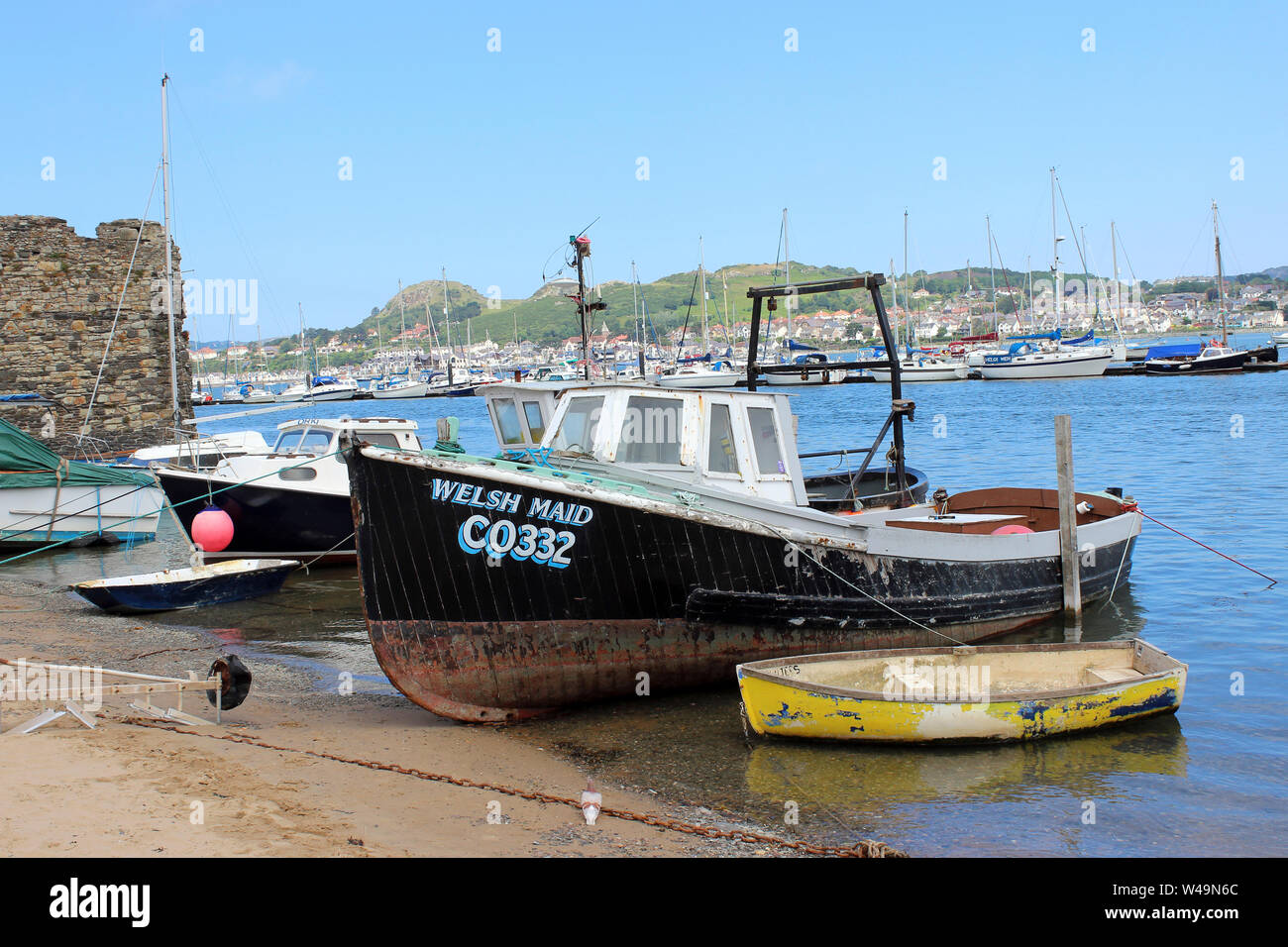 Pequeño barco pesquero "Welsh Maid' en Conwy Quay, Conwy, Gales Foto de stock