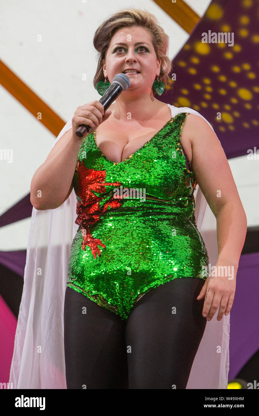 Southwold, Reino Unido. Julio 20, 2019. Comediante Kiri Pritchard-Mcrealiza pobre vive en el escenario del Parque Henham durante el Latitude Festival en Southwold, Suffolk. Crédito: Sopa de imágenes limitado/Alamy Live News Foto de stock