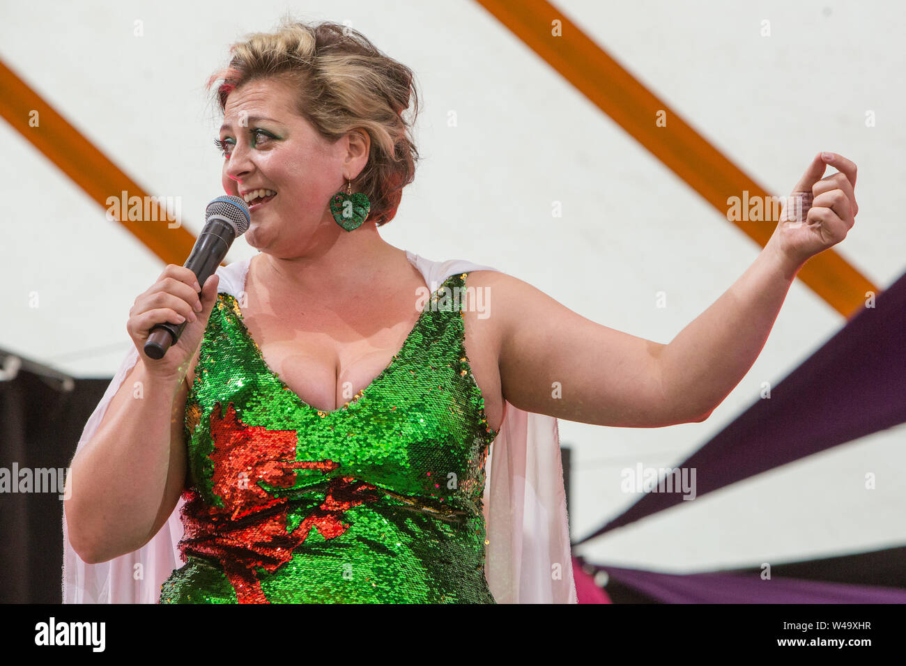 Southwold, Reino Unido. Julio 20, 2019. Comediante Kiri Pritchard-Mcrealiza pobre vive en el escenario del Parque Henham durante el Latitude Festival en Southwold, Suffolk. Crédito: Sopa de imágenes limitado/Alamy Live News Foto de stock