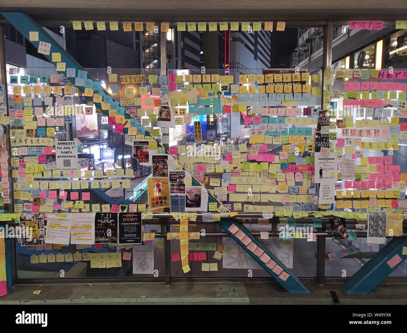 Colorido notas manuscritas sobre la protesta contra la ley de extradición a China en un puente peatonal en Hong Kong, China Foto de stock