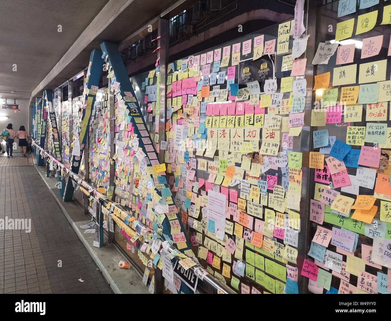 Colorido notas manuscritas sobre la protesta contra la ley de extradición a China en un puente peatonal en Hong Kong, China Foto de stock