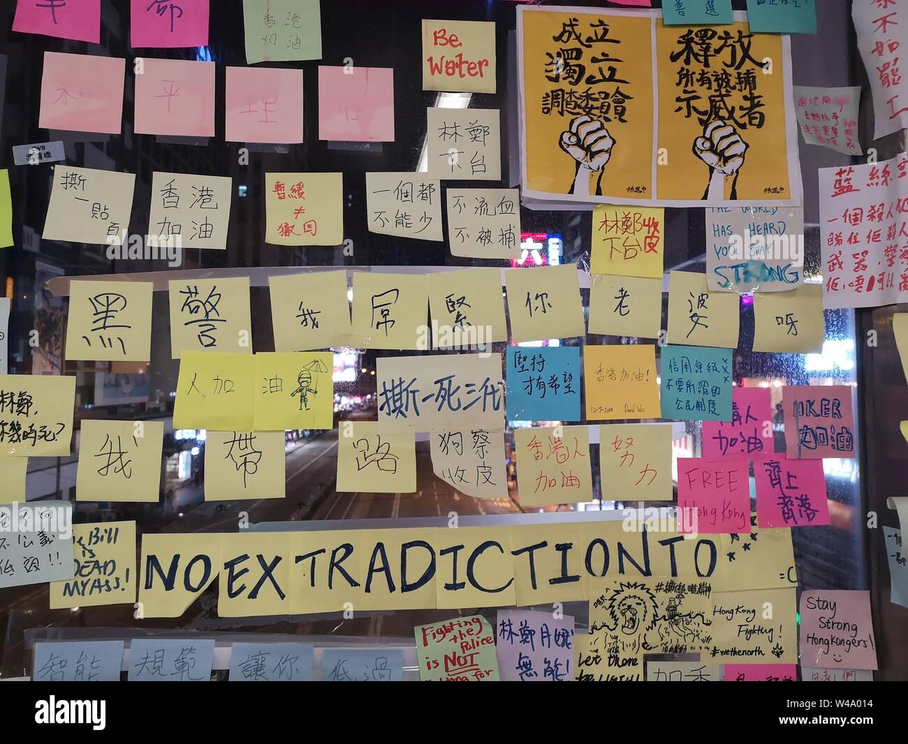 Colorido notas manuscritas sobre la protesta contra la ley de extradición a China en un puente peatonal en Hong Kong, China Foto de stock