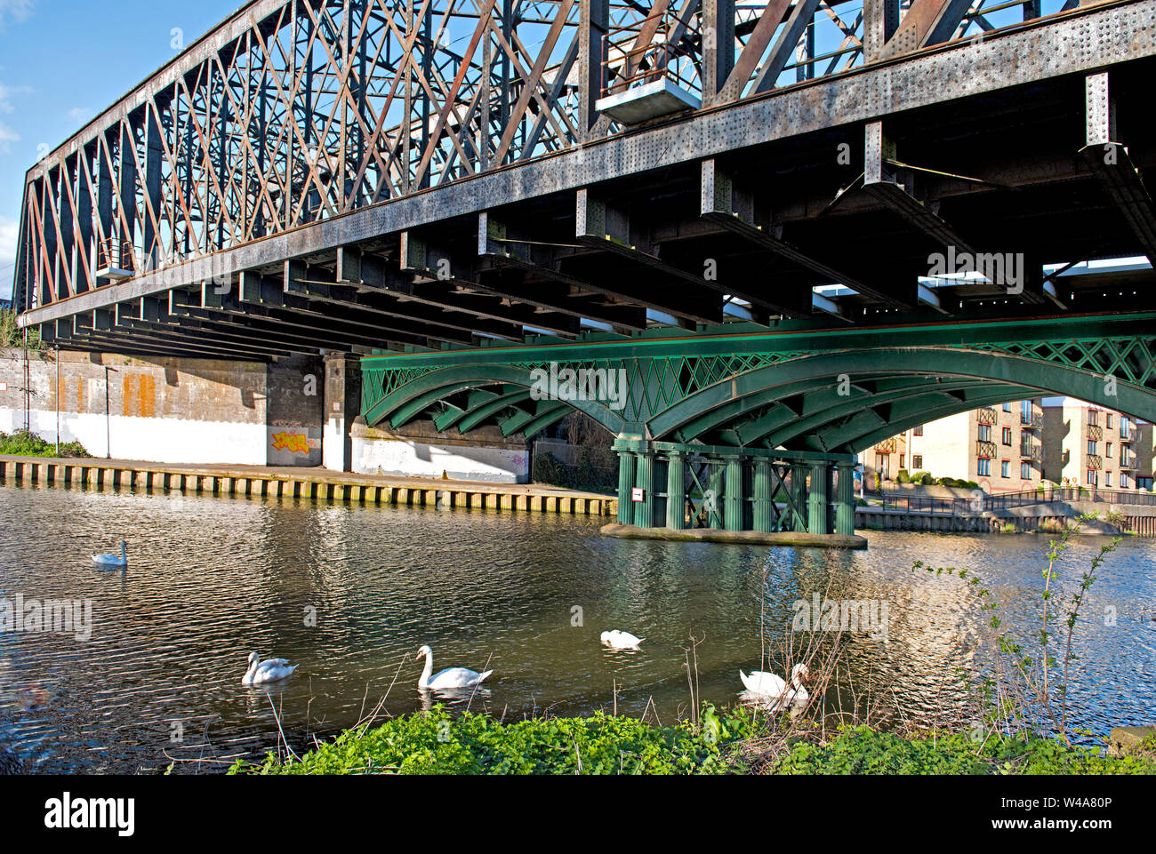 El viaducto de Nene 1850 al sur de la estación de Peterborough. Construcción victoriana de hierro fundido. El puente de refuerzo de acero 1924 más tarde está en primer plano. Foto de stock