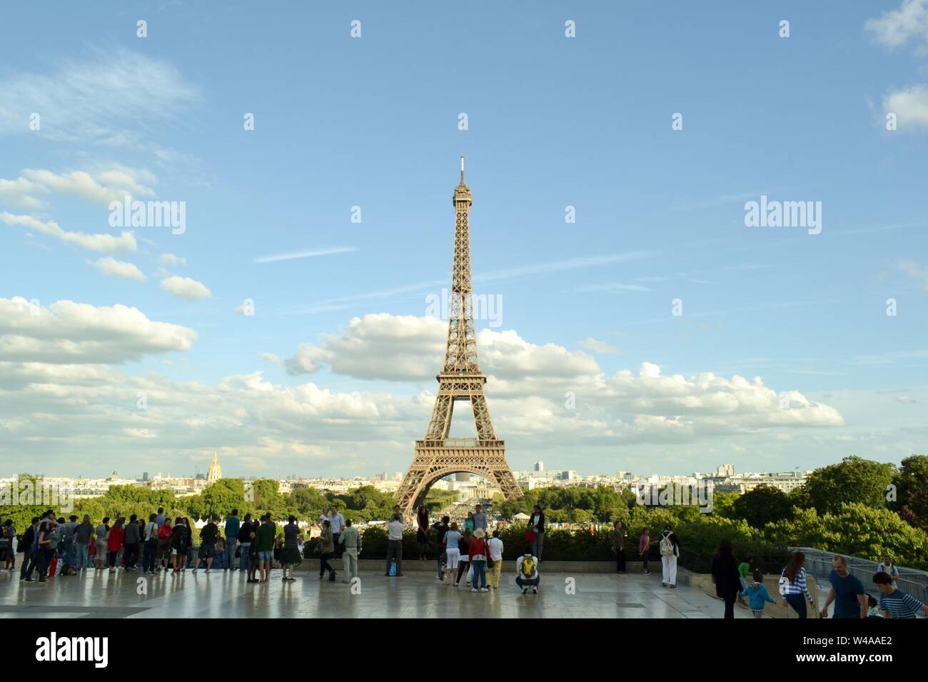 París, Francia - 18 de agosto de 2014: Hermosa vista panorámica de la Torre Eiffel desde Trocadero jardines mirador con turistas admirando la ciudad. Foto de stock
