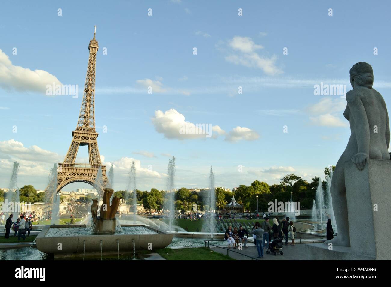 París, Francia - 18 de agosto de 2014: Vista de la estatua llamada mujer, la Femme, de la fuente de Varsovia y de la Torre Eiffel en el fondo. Foto de stock