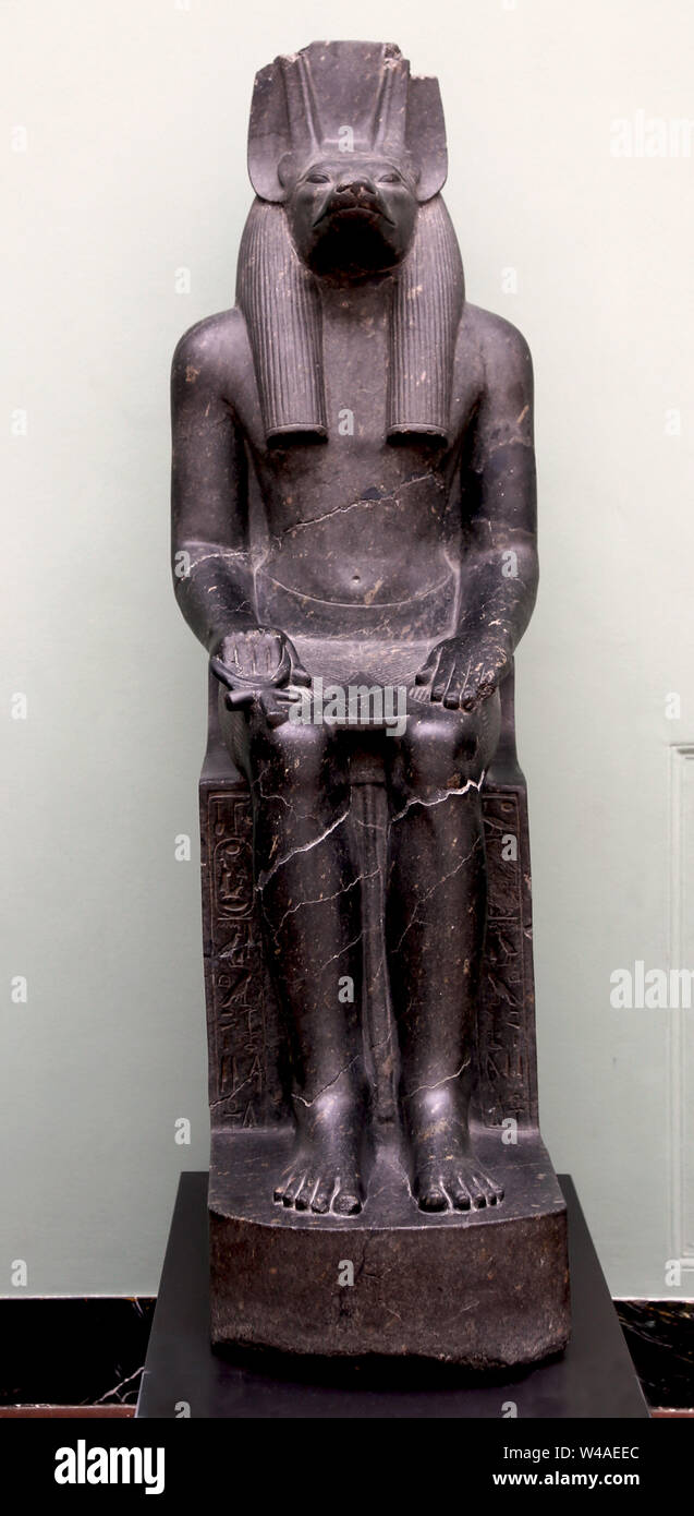 Cabeza de Anubis, el Chacal-dirigida. Dios de embalsamamiento. Templo de Luxor, el reinado de Amenofis III (1403-1365 a.C.). La diorita. Detalle de la estatua. Foto de stock