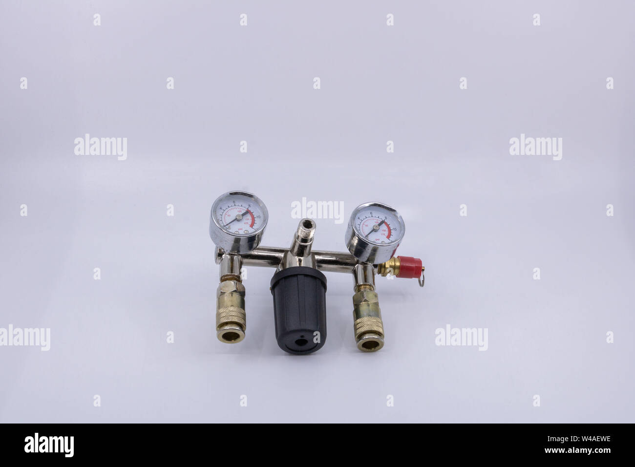 Manómetro Regulador de compresor de fontanería - objeto aislado sobre fondo blanco para los profesionales de la construcción y la venta de equipo de bricolaje Foto de stock
