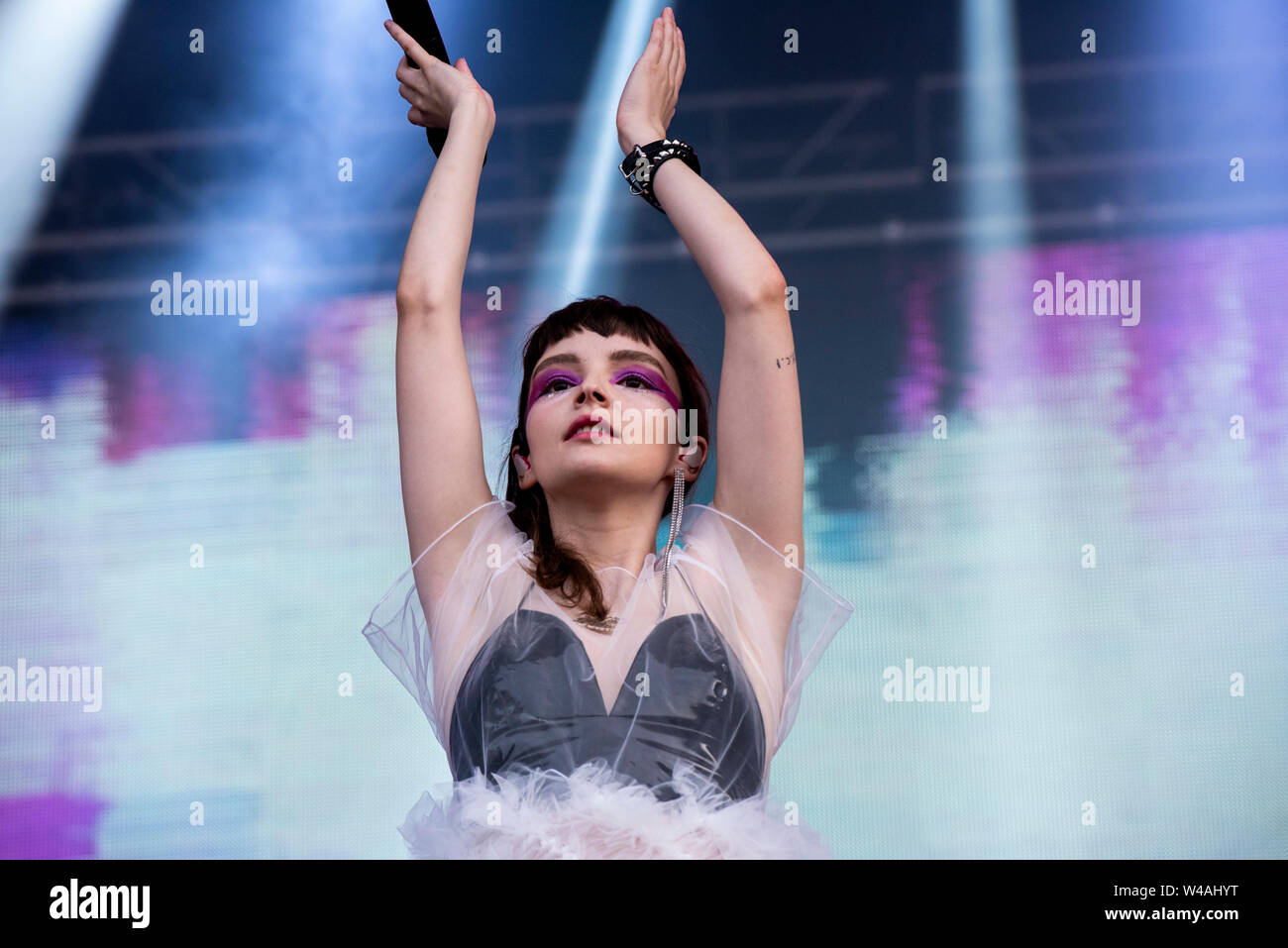 Lauren Mayberry Cantante De La Banda Escocesa Iglesias Tocando En Vivo En Latitude Festival Henham Park En Suffolk Reino Unido 21 De Julio De 19 Fotografia De Stock Alamy