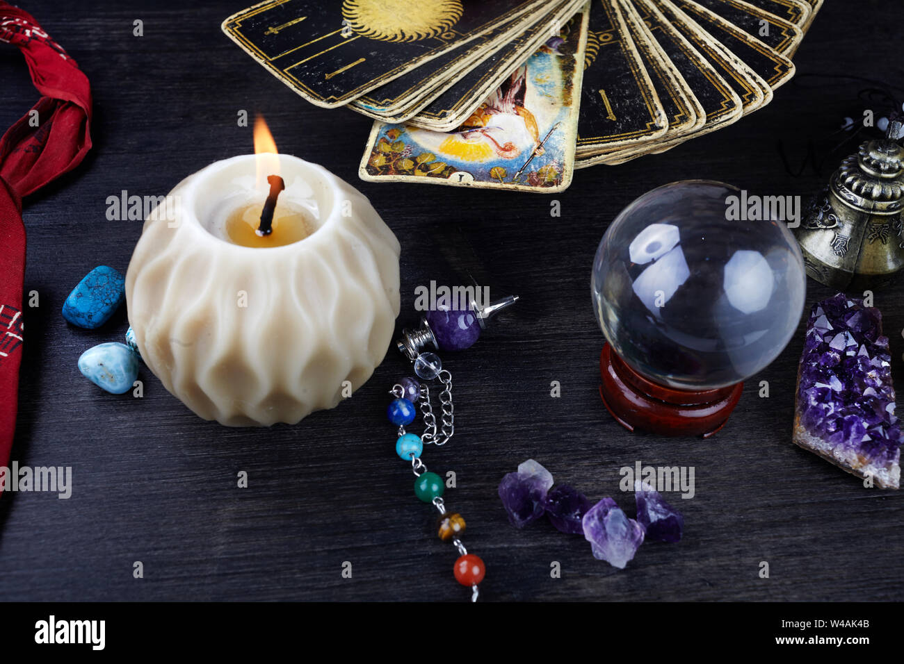 Bodegón con las cartas del tarot, magia, piedras y velas sobre la mesa de  madera. Seance la adivinación o la magia ritual Fotografía de stock - Alamy