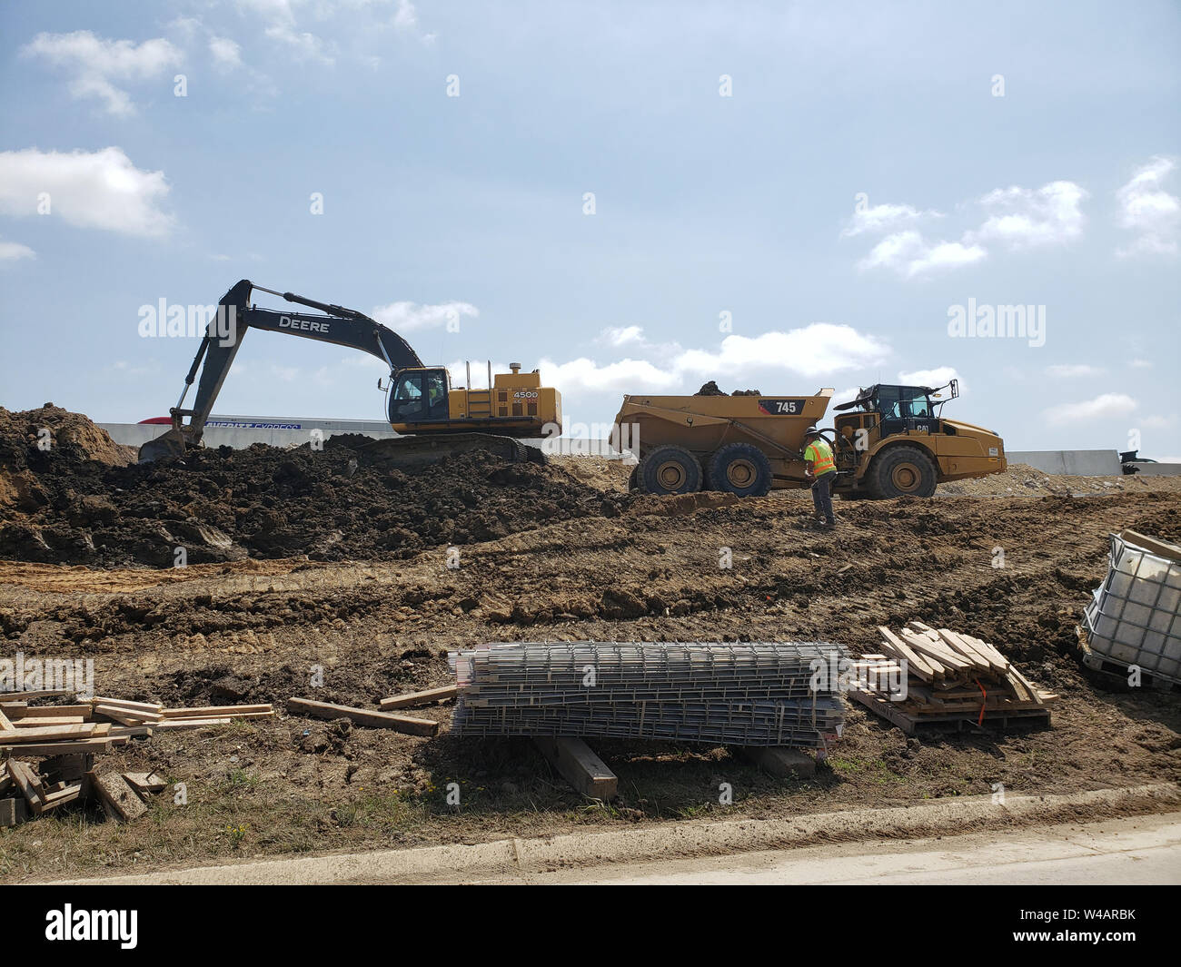 Equipos de construcción trabajando en una rampa de salida de la Interestatal 94 en el proyecto de ampliación de Racine, Wisconsin, cerca de la nueva Foxconn - el 20 de julio de 2019. Foto de stock