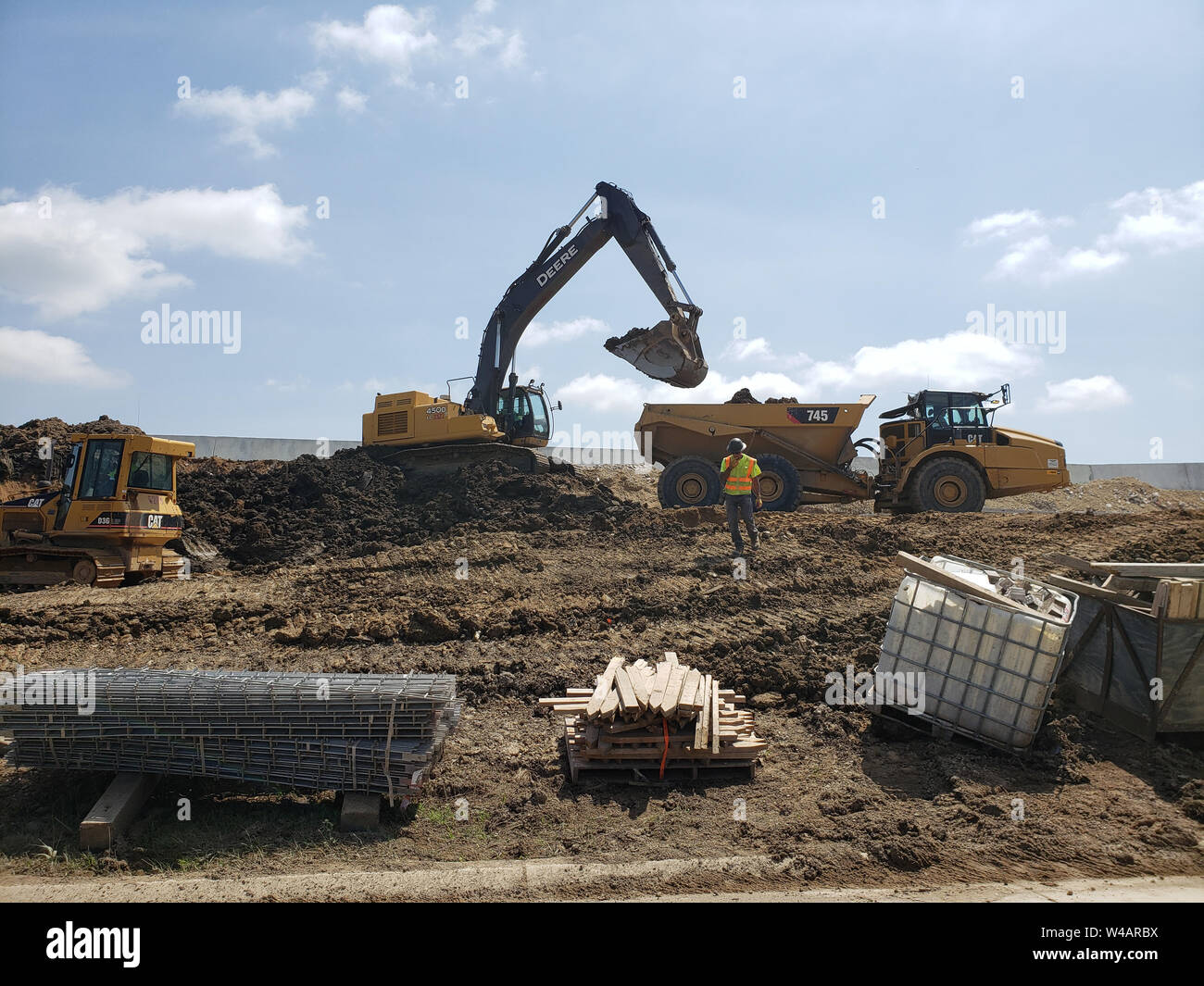 Equipos de construcción trabajando en una rampa de salida de la Interestatal 94 en el proyecto de ampliación de Racine, Wisconsin, cerca de la nueva Foxconn - el 20 de julio de 2019. Foto de stock