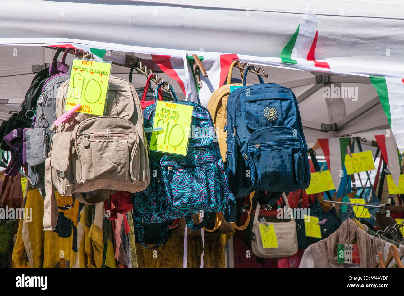 Histérico Juicio dos Mochilas o bolsos y mochilas de diversos colores para la venta en un mercado  semanal cale Fotografía de stock - Alamy