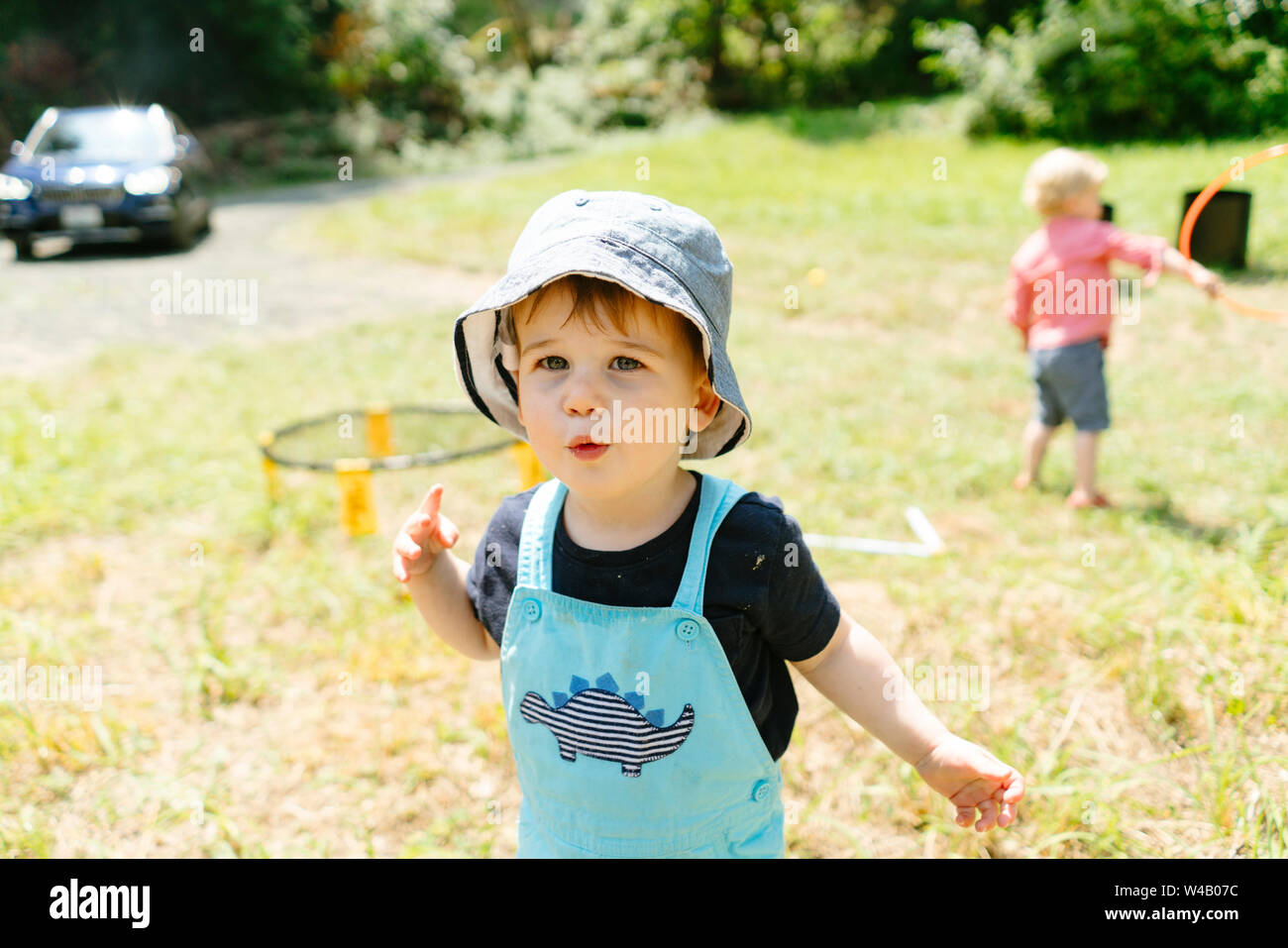 Recta en el retrato de una joven vistiendo un sombrero de cuchara Foto de stock