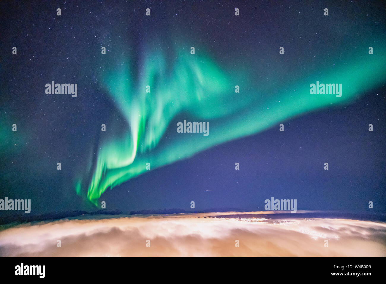 Northern Lights volando alto sobre las nubes en Tromso Foto de stock