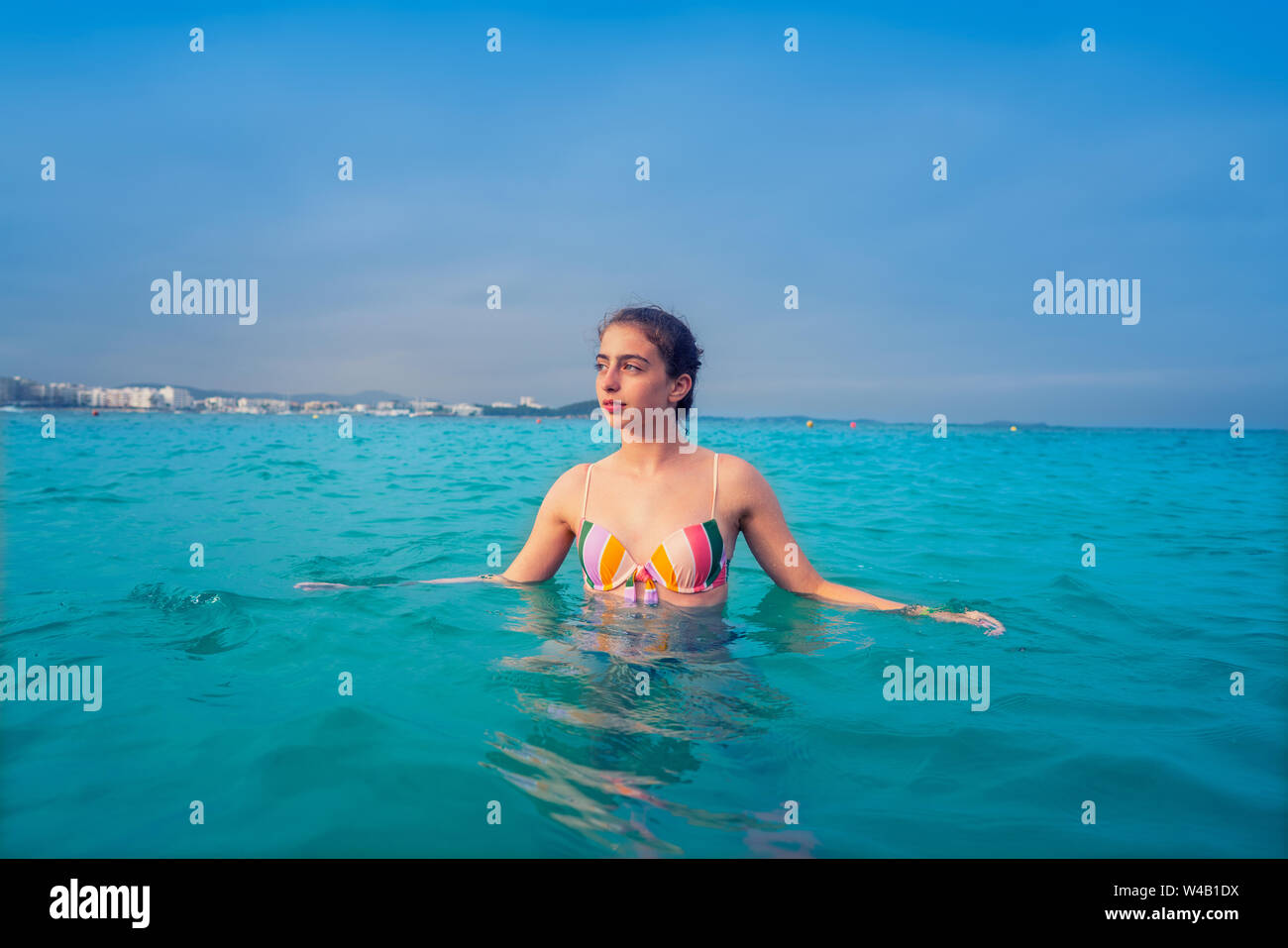 Joven chica con baño en la playa de Santa Eulalia Ibiza en las Islas Baleares Foto de stock