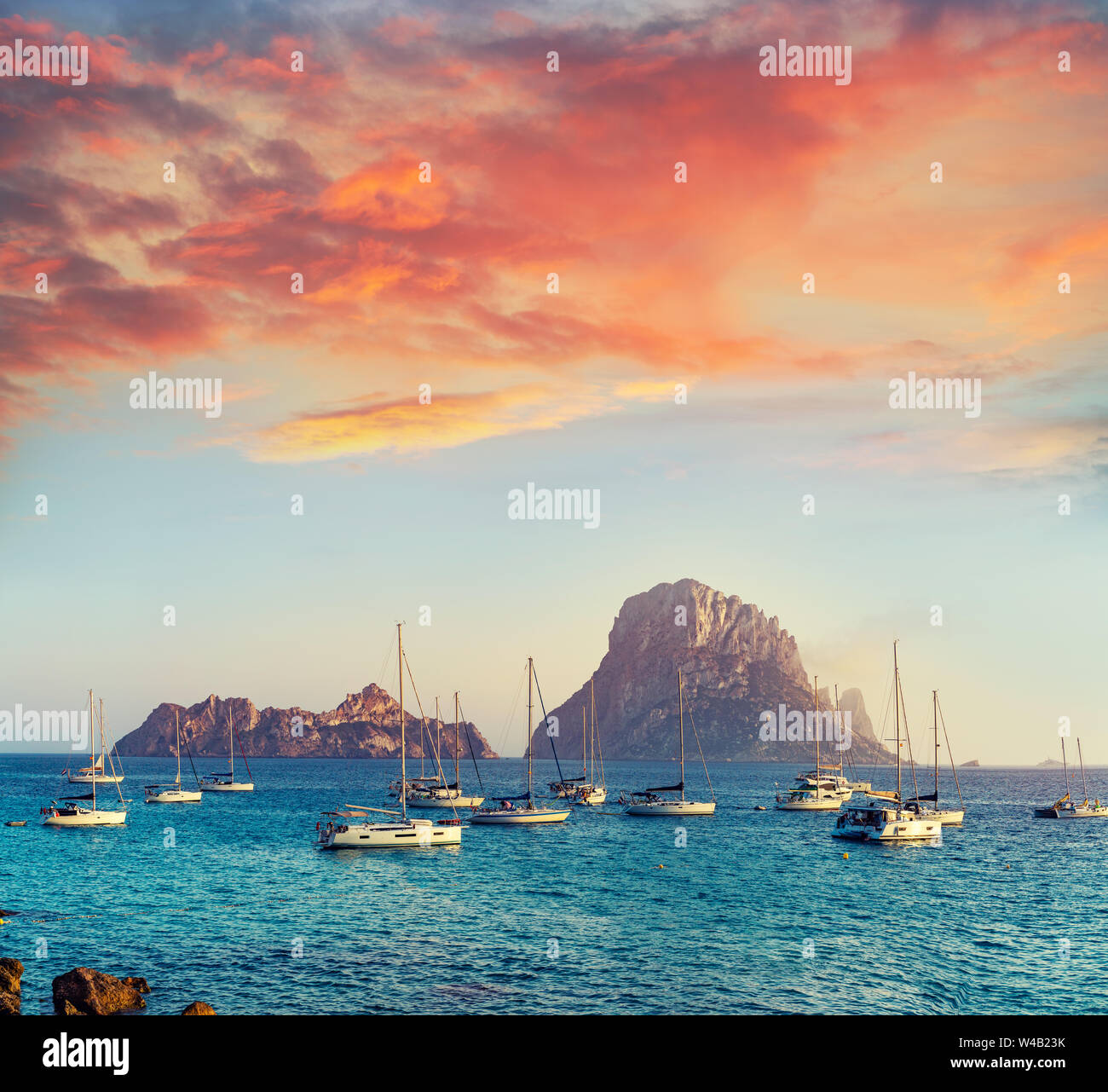Ibiza Cala d'Hort con la puesta del sol en el islote de Es Vedrá Sant Josep de Islas Baleares Foto de stock