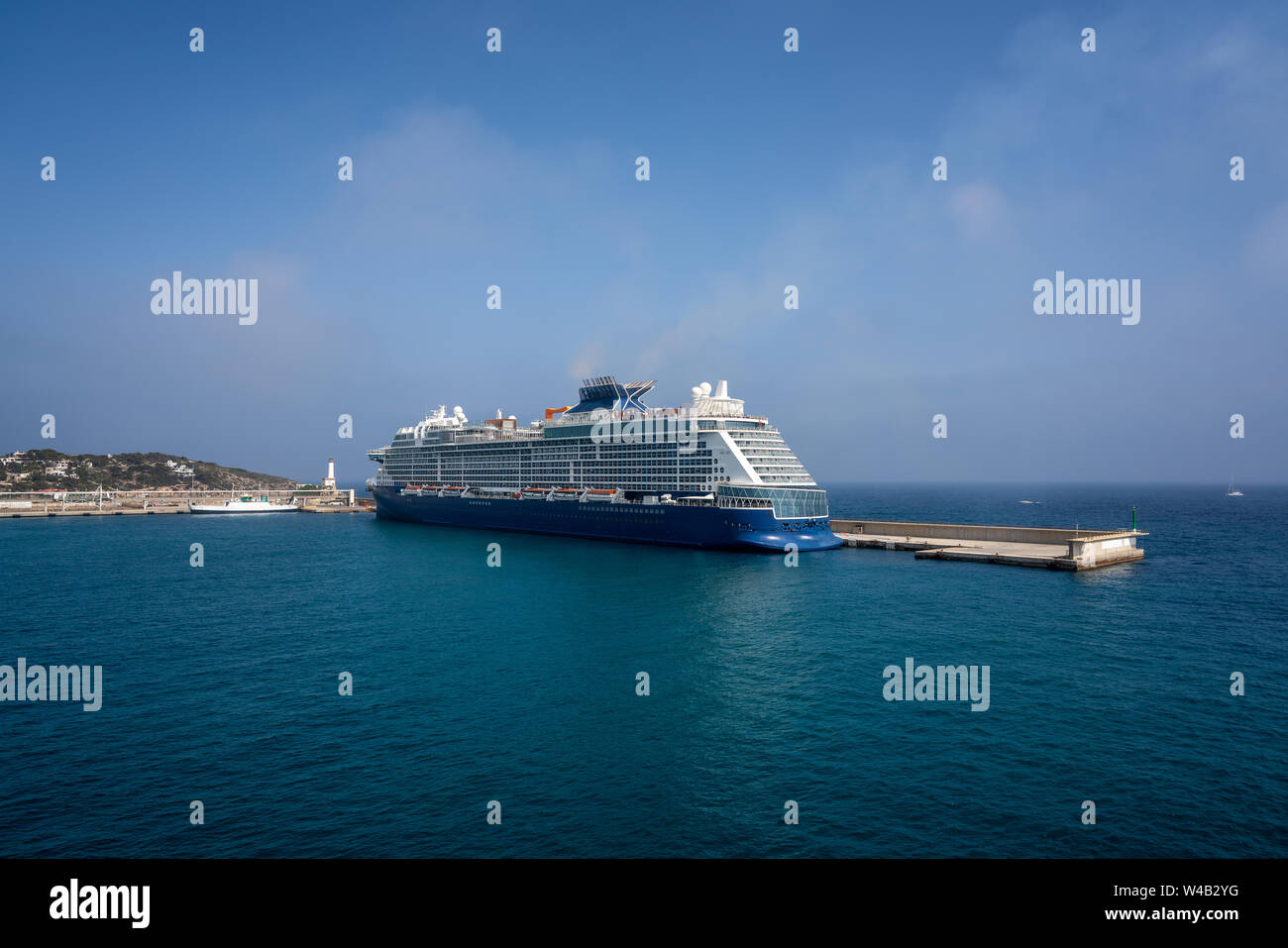 Ibiza Eivissa puerto vista desde el mar Mediterráneo en España Baleares Foto de stock