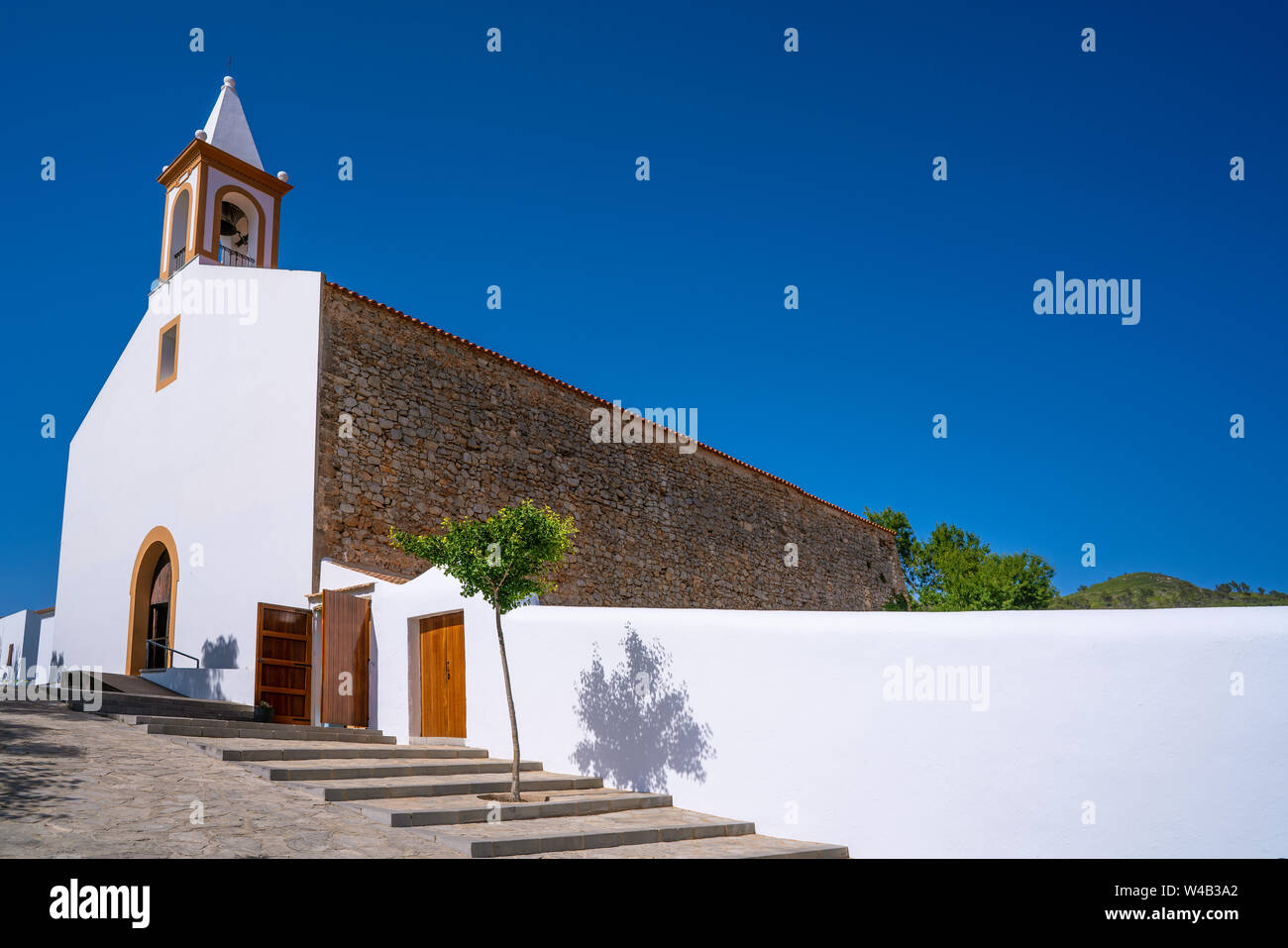 Ibiza Sant Joan de Labritja iglesia en Baleares también San Juan Bautista. Foto de stock