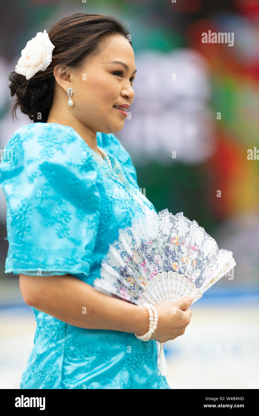 Grand Rapids, Michigan, USA - Junio 15, 2019: Festival de la región de Asia  y el Pacífico, la mujer filipina mostrando un traje tradicional durante el  festival de la Rosa par Fotografía