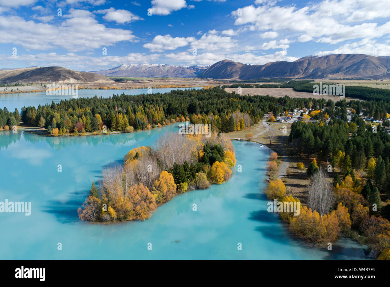 Lago Ruataniwha y Lago Ruataniwha Holiday Park (a la derecha) en otoño, Mackenzie País, Isla del Sur, Nueva Zelanda - antena Foto de stock