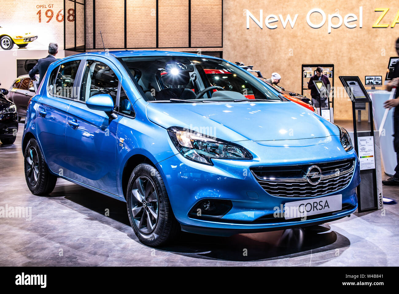 Bruselas, Bélgica, Jan 2019 Opel Corsa azul, Bruselas Motor Show
