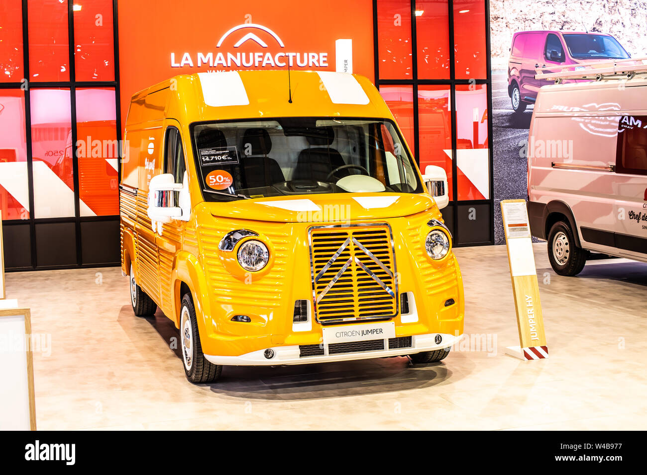 Bruselas, Bélgica, Jan 2019 nuevo Citroen Jumper HY VAN con cuerpo de metal corrugado característico, Bruselas Motor Show, Citroen retro coche entrega Foto de stock