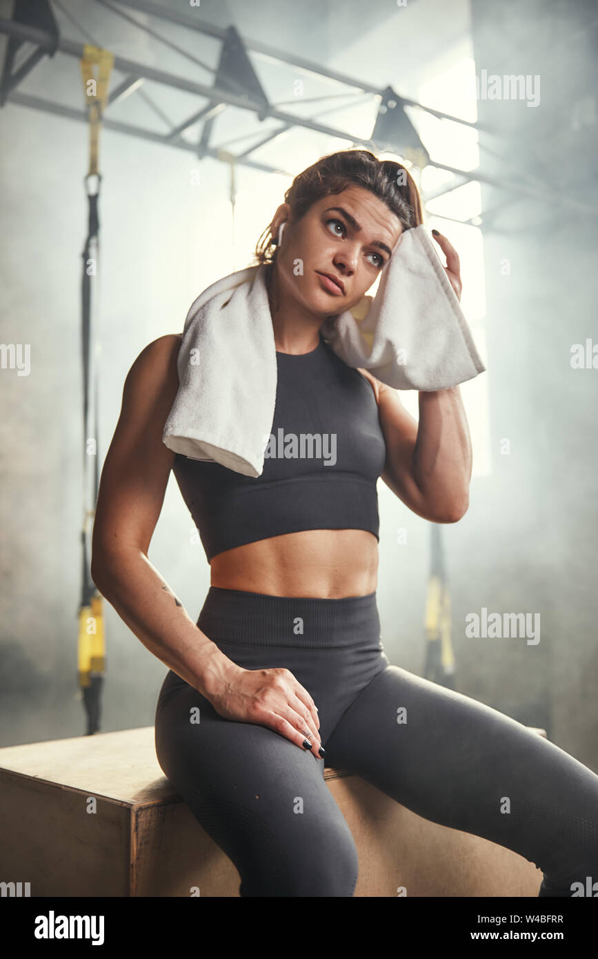 Mujer ropa deportiva fotografías e imágenes de alta resolución - Página 4 -  Alamy