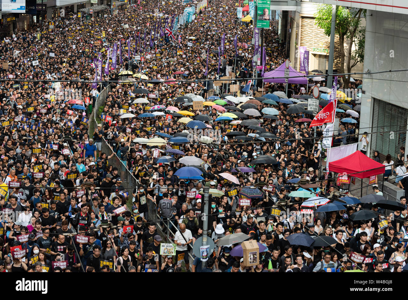 La gente protesta en las calles de Hong Kong. Más de 100.000 manifestantes salieron a las calles de Hong Kong para oponerse a un polémico proyecto de ley de extradición. Foto de stock