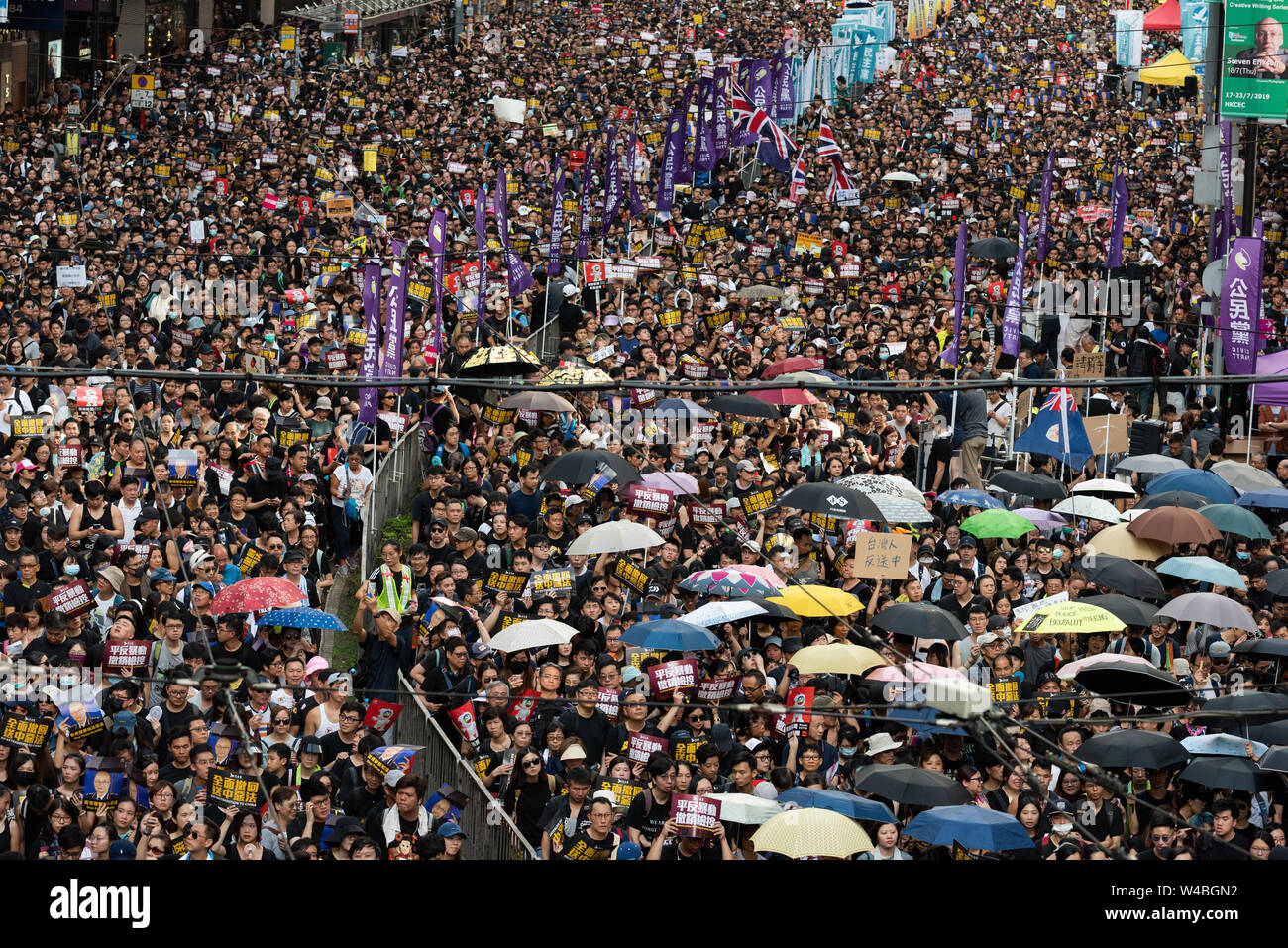 La gente protesta en las calles de Hong Kong. Más de 100.000 manifestantes salieron a las calles de Hong Kong para oponerse a un polémico proyecto de ley de extradición. Foto de stock