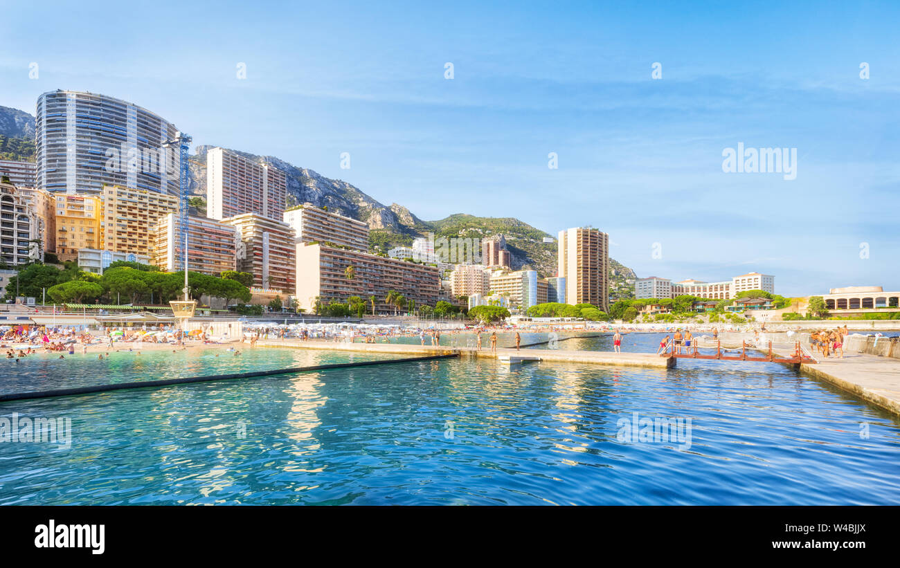 La playa pública de Mónaco en verano Foto de stock