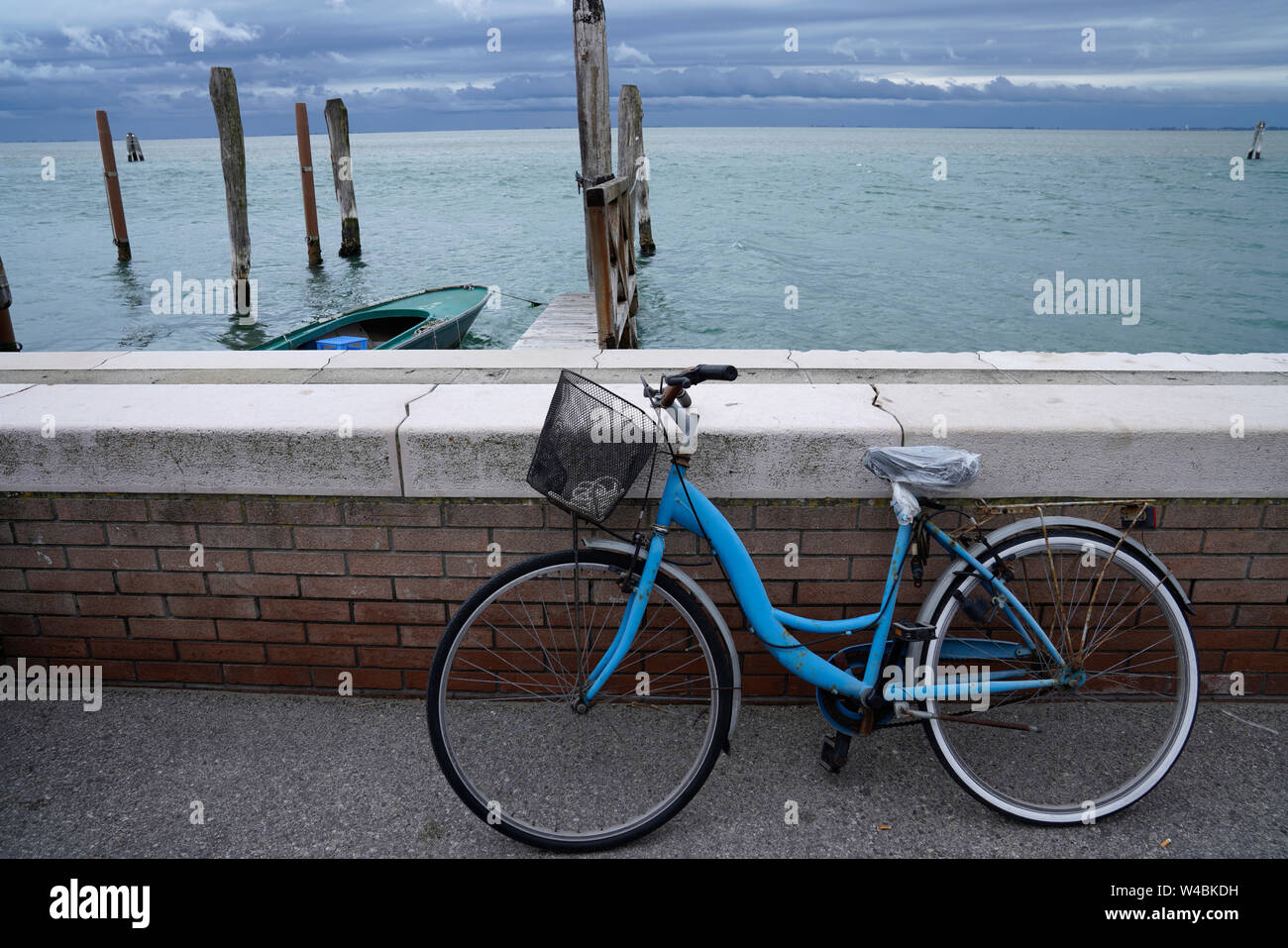 Todavía la vida en bicicleta en el mar Foto de stock