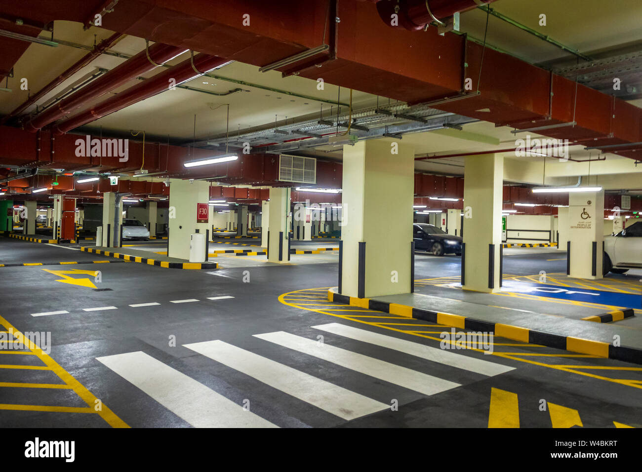 Diseño de estacionamiento subterráneo fotografías e imágenes de alta Diseño de estacionamiento subterráneo fotografías e imágenes de alta