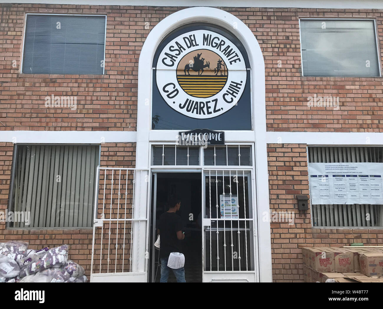 El 11 de julio de 2019, México, Ciudad Juárez: Un migrante Centroamericano entra en el edificio principal de la Casa del Migrante en el albergue. Cientos de personas que desean emigrar a los Estados Unidos están esperando en la institución Iglesia en la frontera de México con los Estados Unidos. Foto: Nick Kaiser/dpa Foto de stock