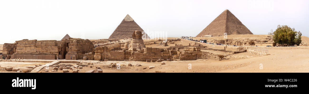 La Esfinge y las pirámides panorama, en Giza, Egipto. Foto de stock
