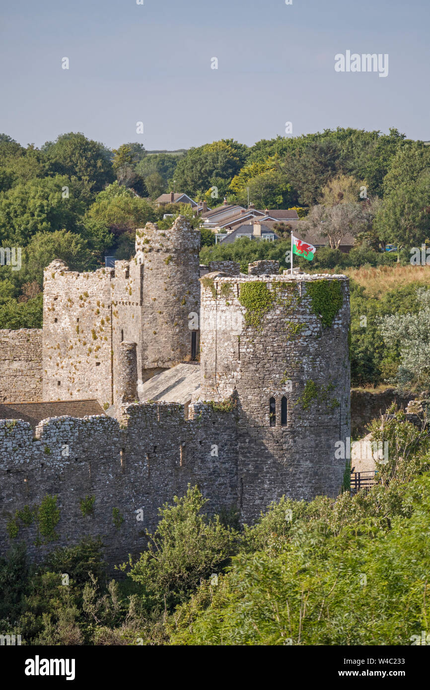 Castillo Manorbier, Parque Nacional de la costa de Pembrokeshire, Gales, Reino Unido Foto de stock