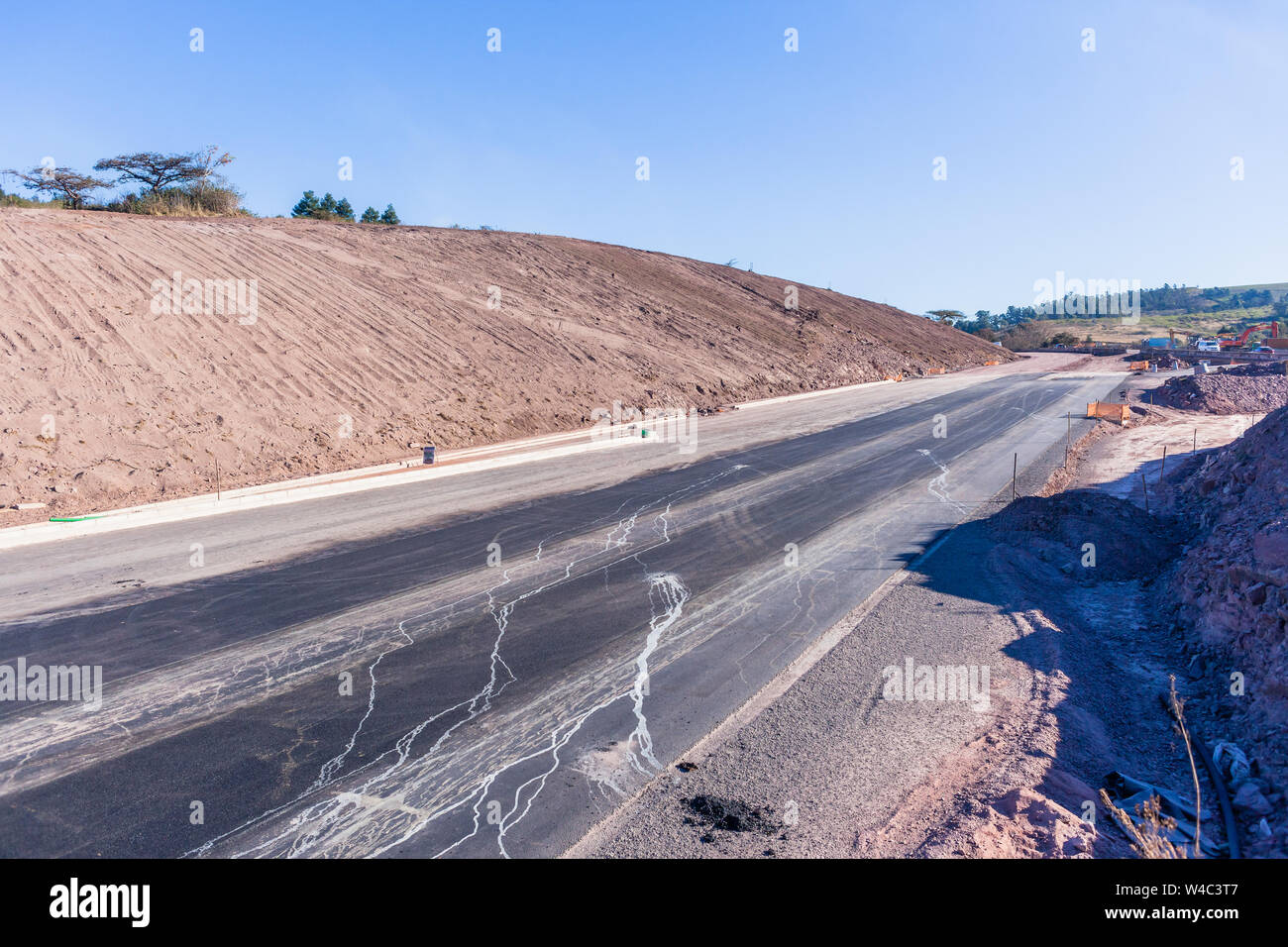 Construcción industrial Road Highway earthworks expansión de nuevas rutas  de tráfico de los carriles de entrada y salida de las rampas a la red  existente Fotografía de stock - Alamy