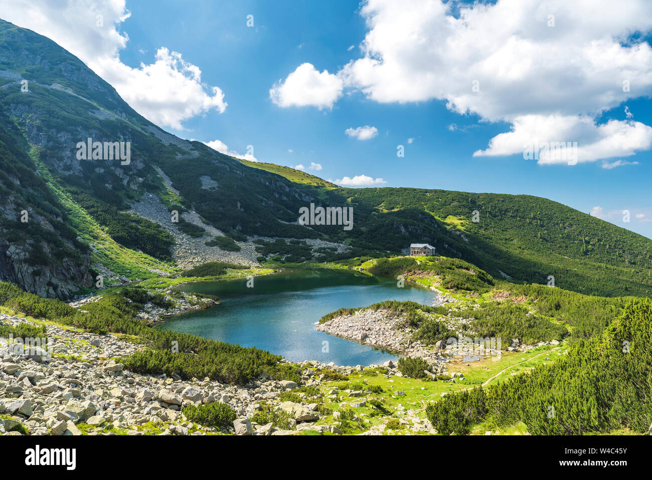 Lago Belmeken en el macizo de Rila, Bulgaria. Día de verano Foto de stock