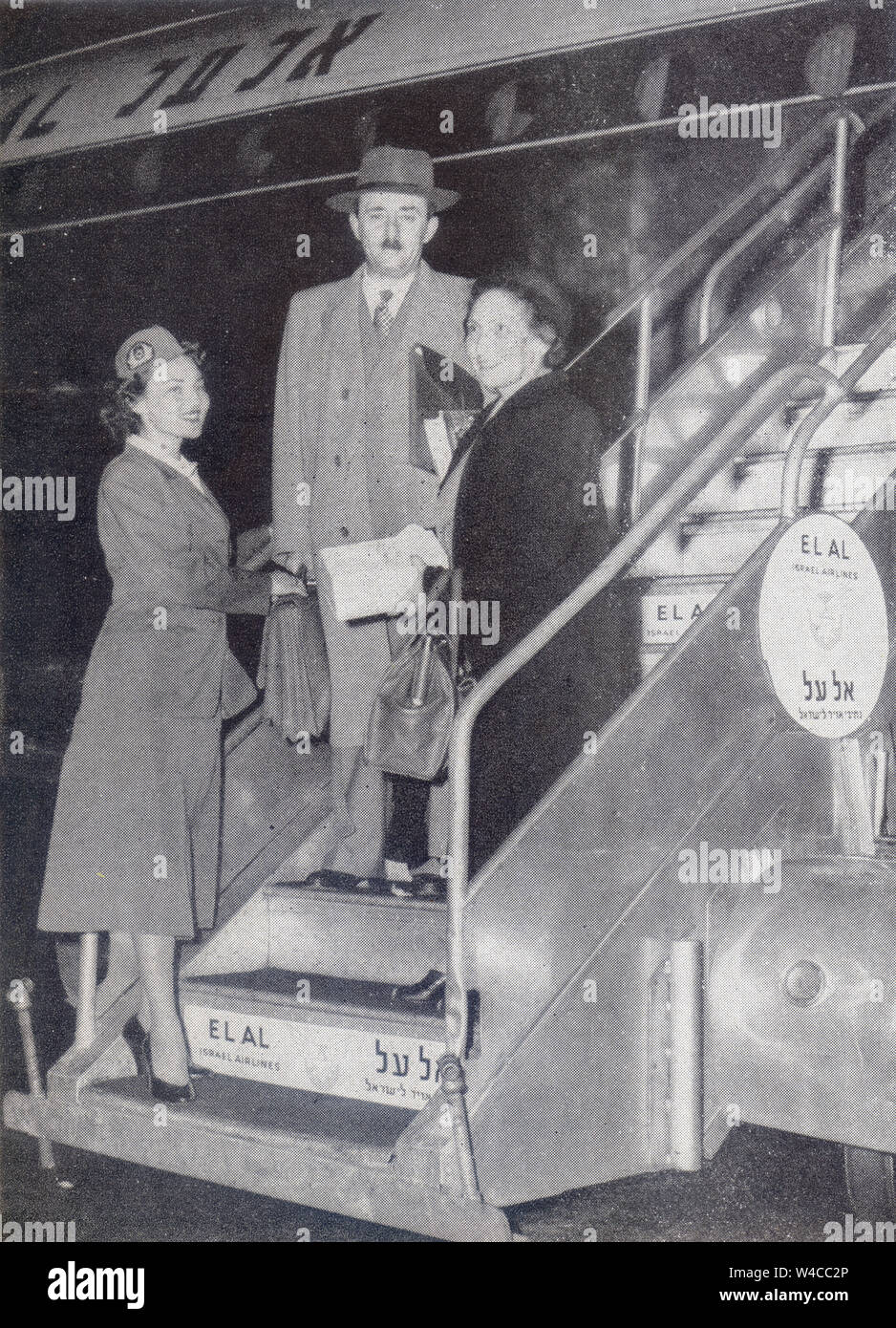Moshe Sharett llega con la Sra. Sharett en Nueva York el avión de El-Al. Moshe Sharett Moshé Shertok 15 de octubre de 1894 - 7 de julio de 1965) fue el segundo Primer Ministro de Israel (1954-55), sirviendo de poco menos de dos años entre dos términos de David Ben-Gurion. Continuó como Ministro de Asuntos Exteriores (1955-56) en el gobierno Mapai. Foto de stock