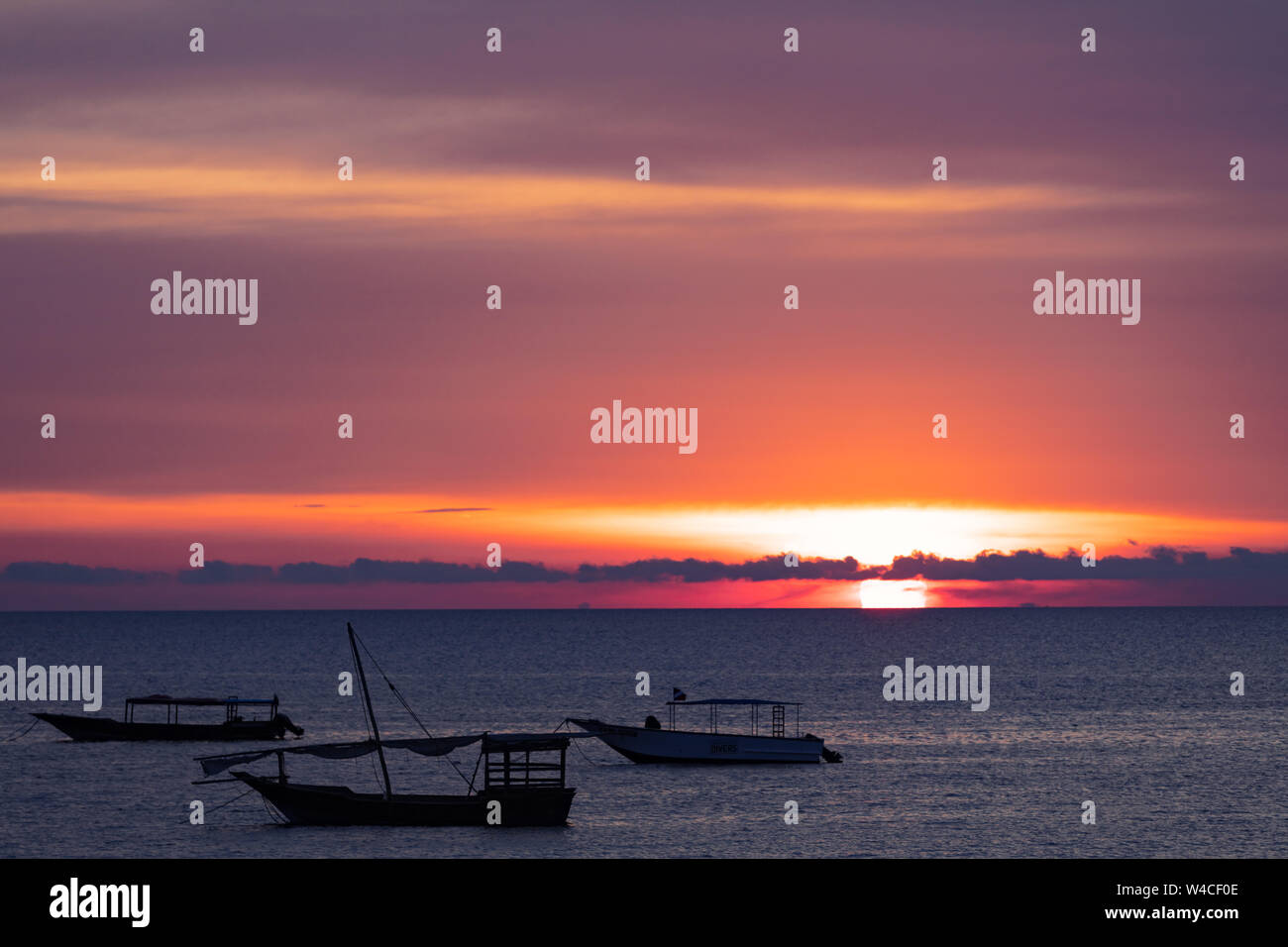 Sunset seascape en Nungwi n Unguja aka la isla de Zanzíbar Tanzania África Oriental Foto de stock