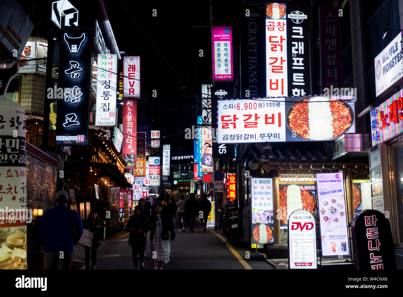 Neones, luces y de gente en la calle, escena nocturna en una calle de Gangnam-gu, Seúl, Corea del Sur Foto de stock