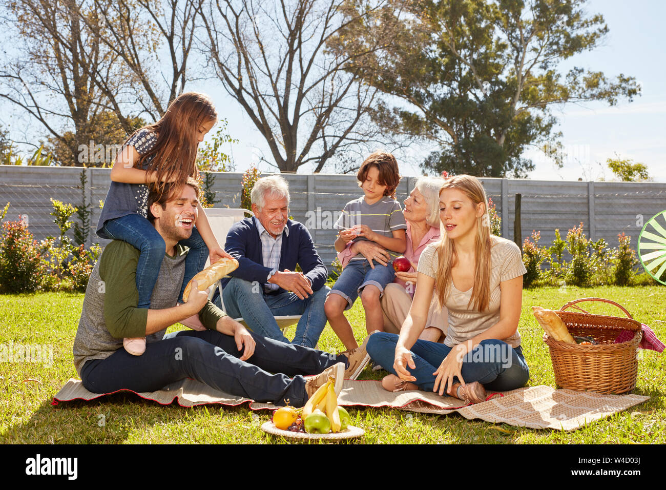 Familia con niños y abuelos o partido de picnic en el jardín Foto de stock