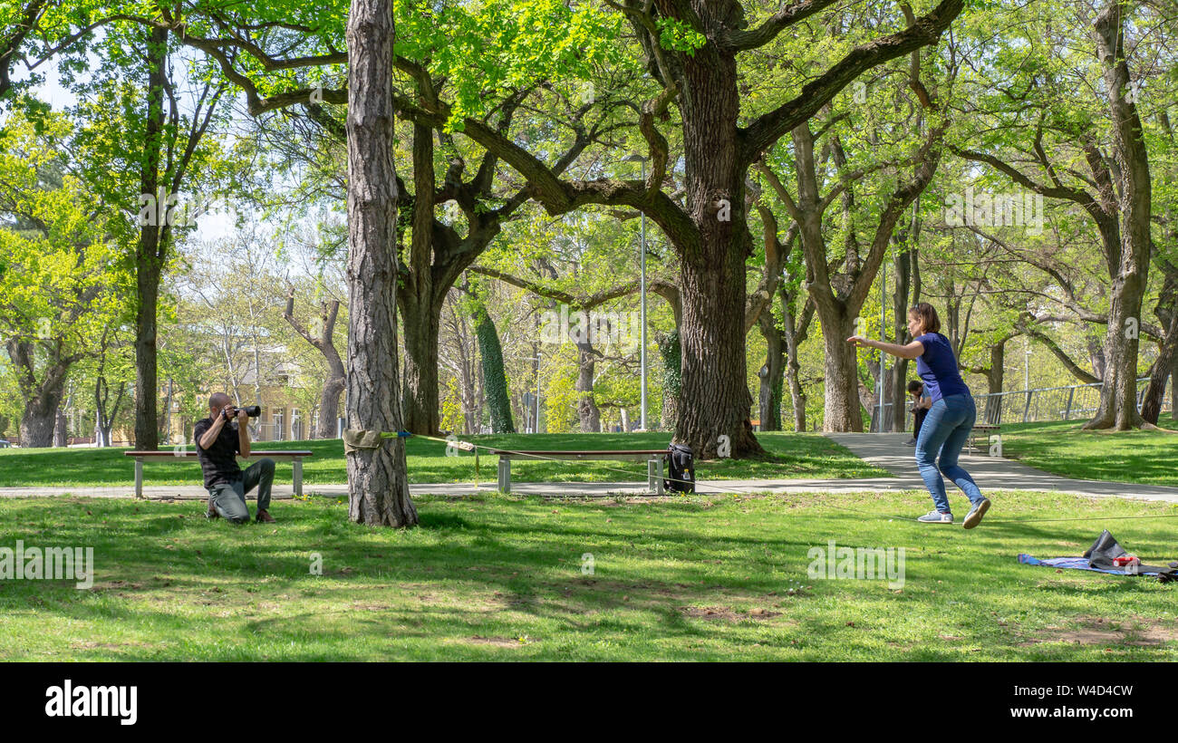 Debrecen, Hungría 04 19 2019 una soga bailarín es fotografiado en el gran parque forestal en Debrecen Foto de stock